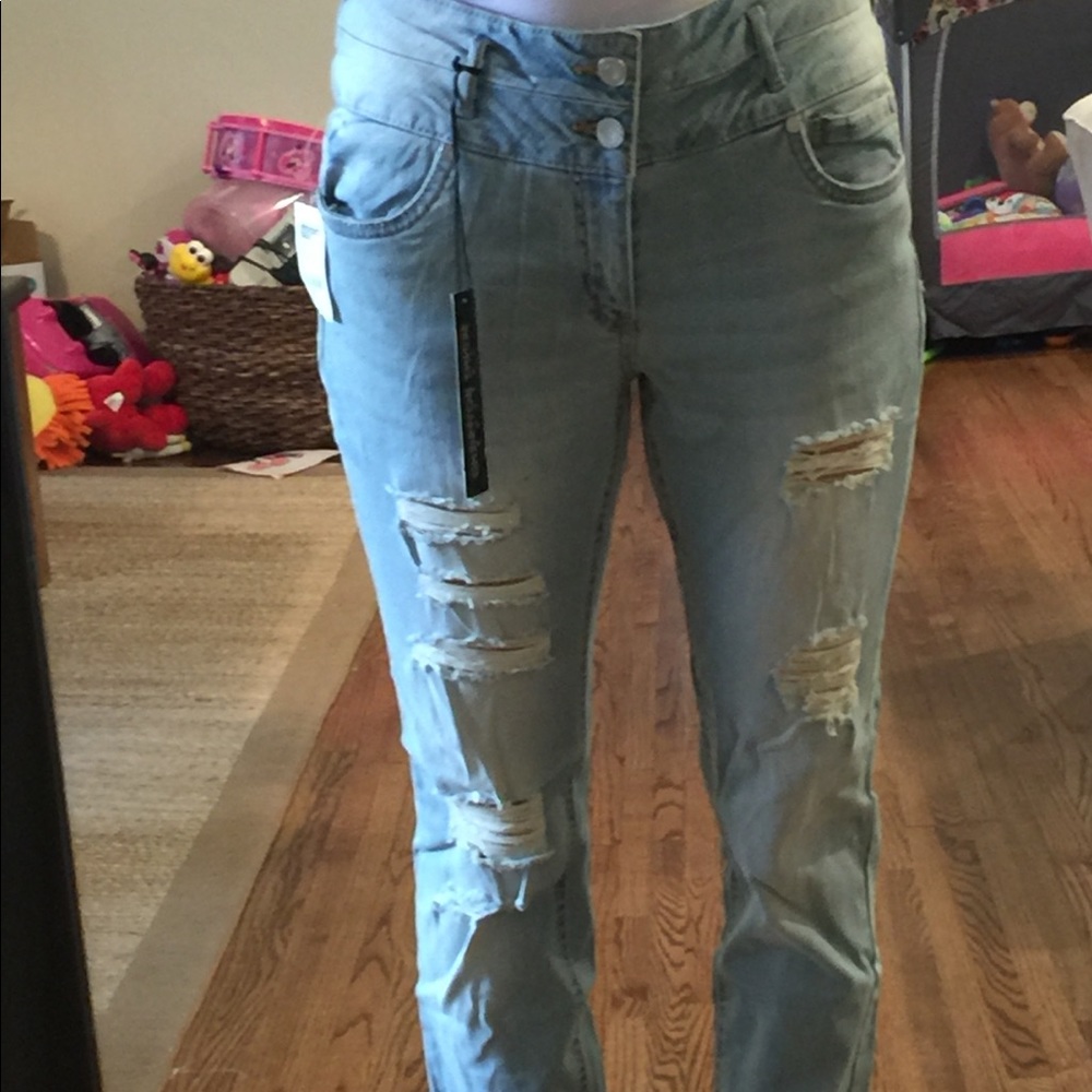 Size 8 skinny boyfriend distressed jeans.